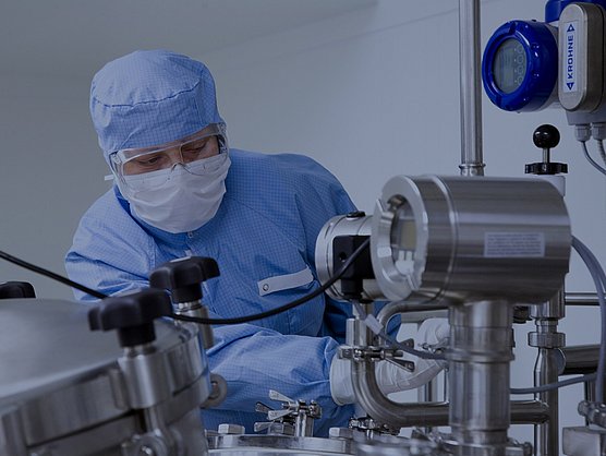 Dermapharm SE Laborant bedient Maschine