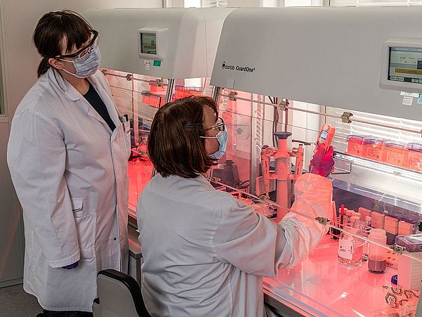Dermapharm SE Zwei Laborantinnen bei der Arbeit an einem Gerät
